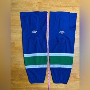 Vancouver Canucks Athletic Knit AK HS2100 Socks Intermediate Medium